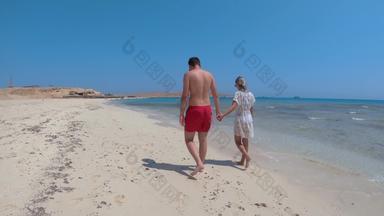 夫妇度蜜月走天堂海滩岛赫尔加达埃及